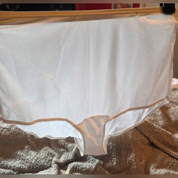 Vanity Fair White Nylon Panties Size 5 NWOT - Picture 1 of 6